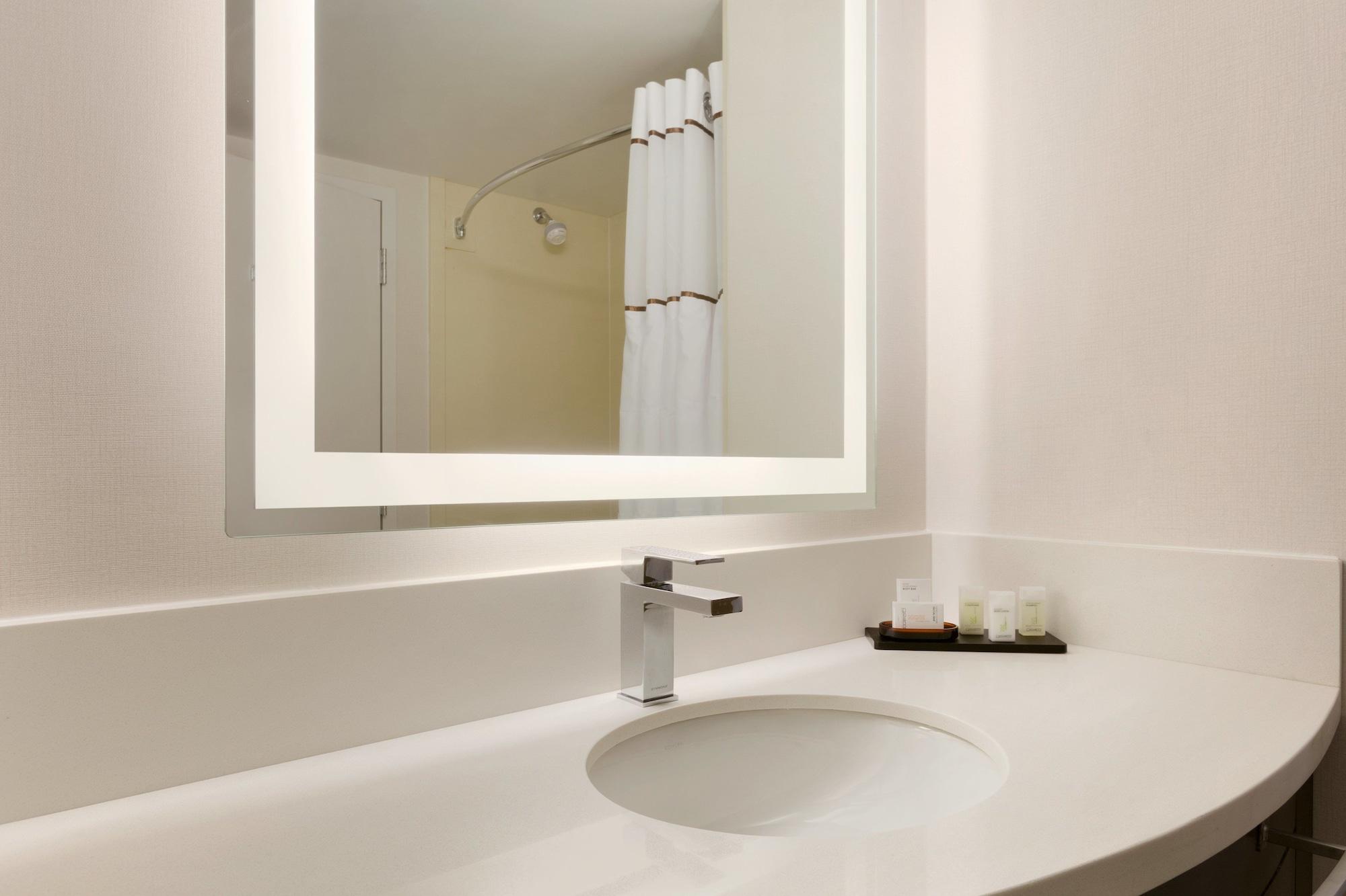 Embassy Suites Newark - Wilmington/South Экстерьер фото