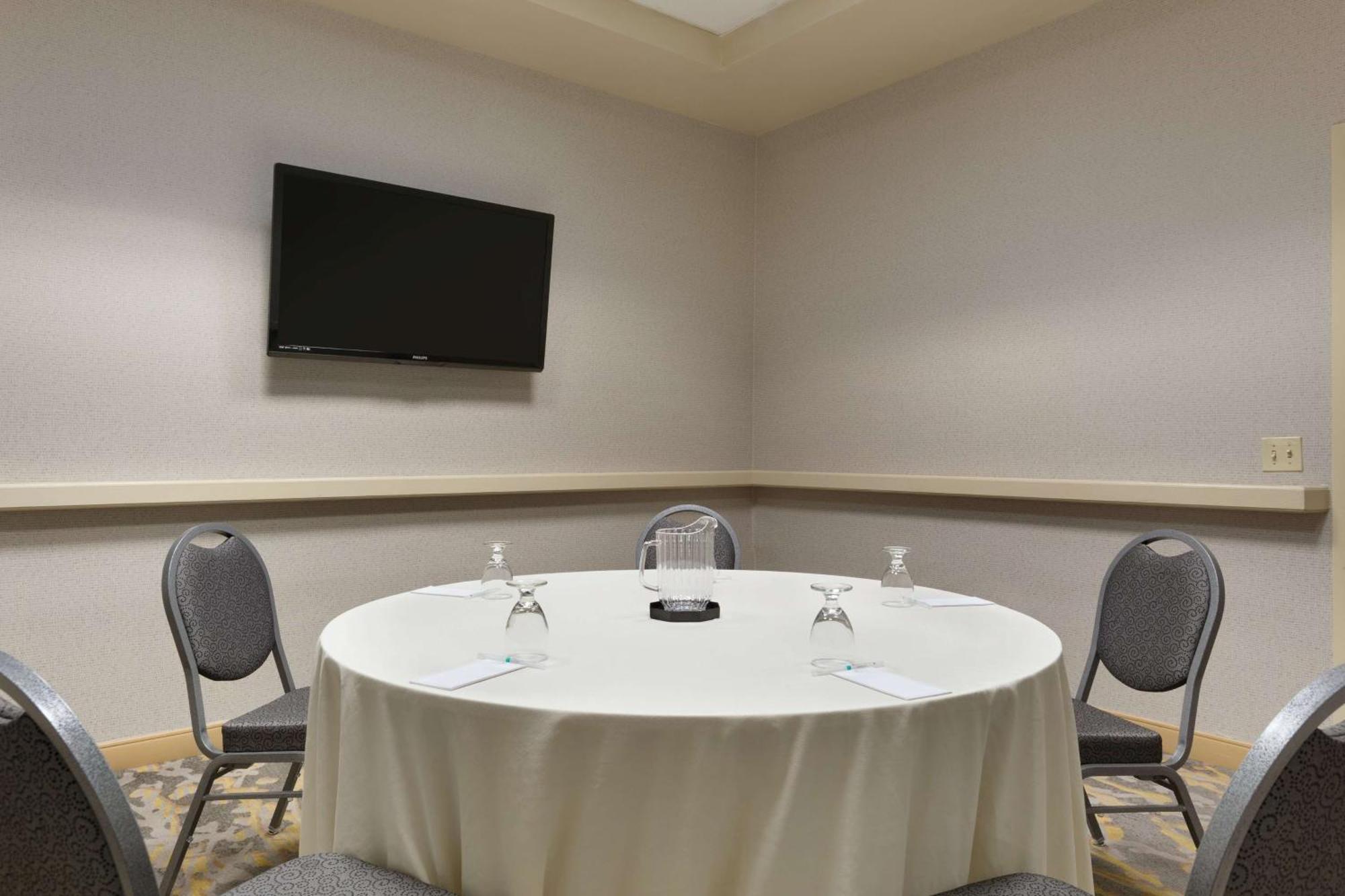 Embassy Suites Newark - Wilmington/South Экстерьер фото