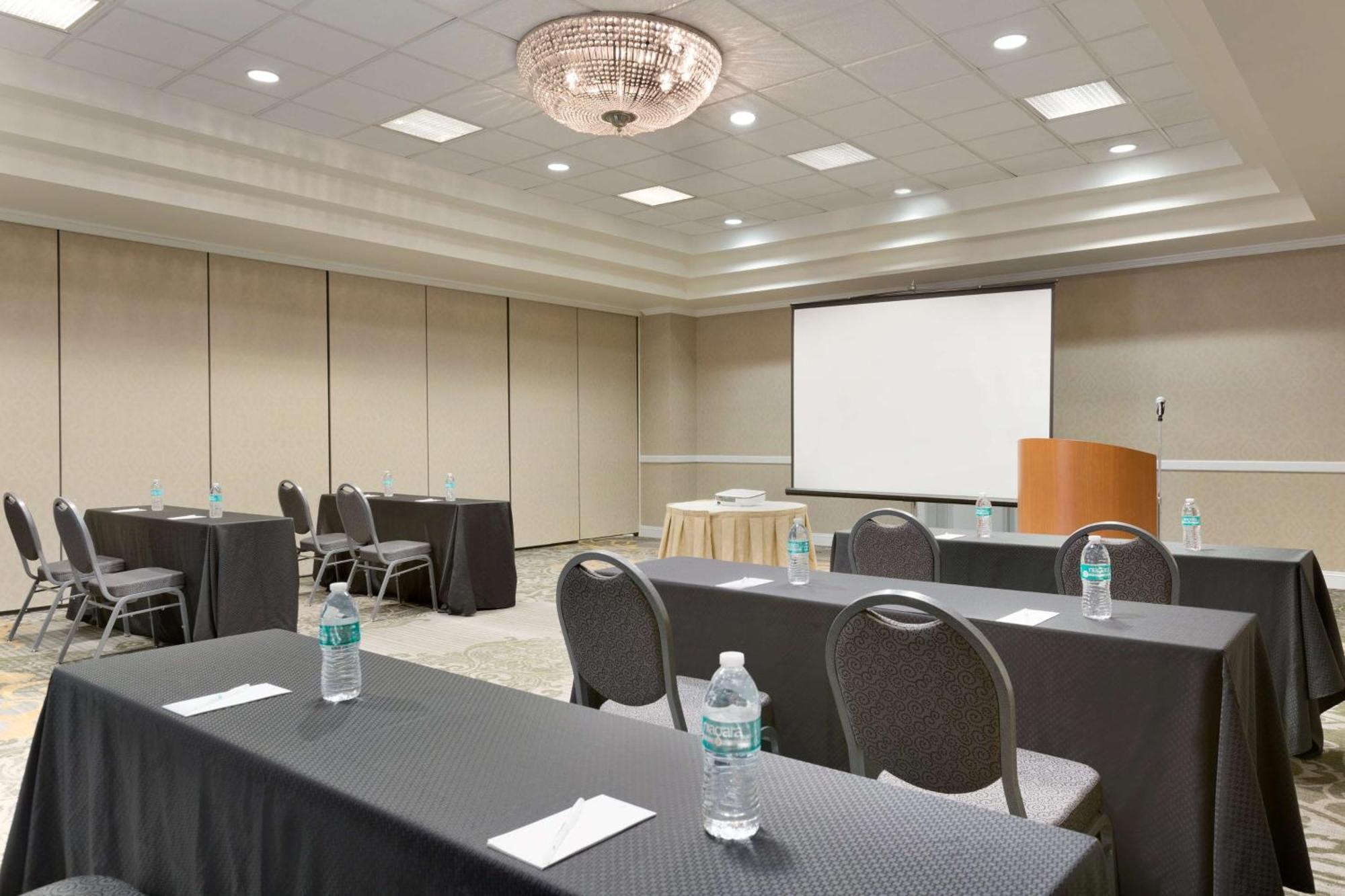 Embassy Suites Newark - Wilmington/South Экстерьер фото