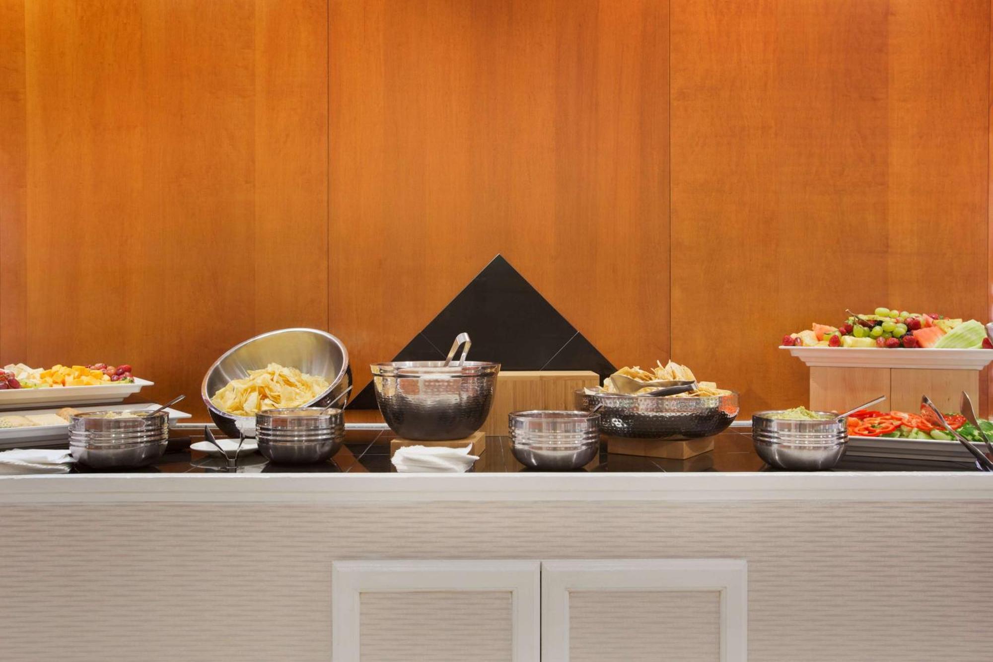 Embassy Suites Newark - Wilmington/South Экстерьер фото
