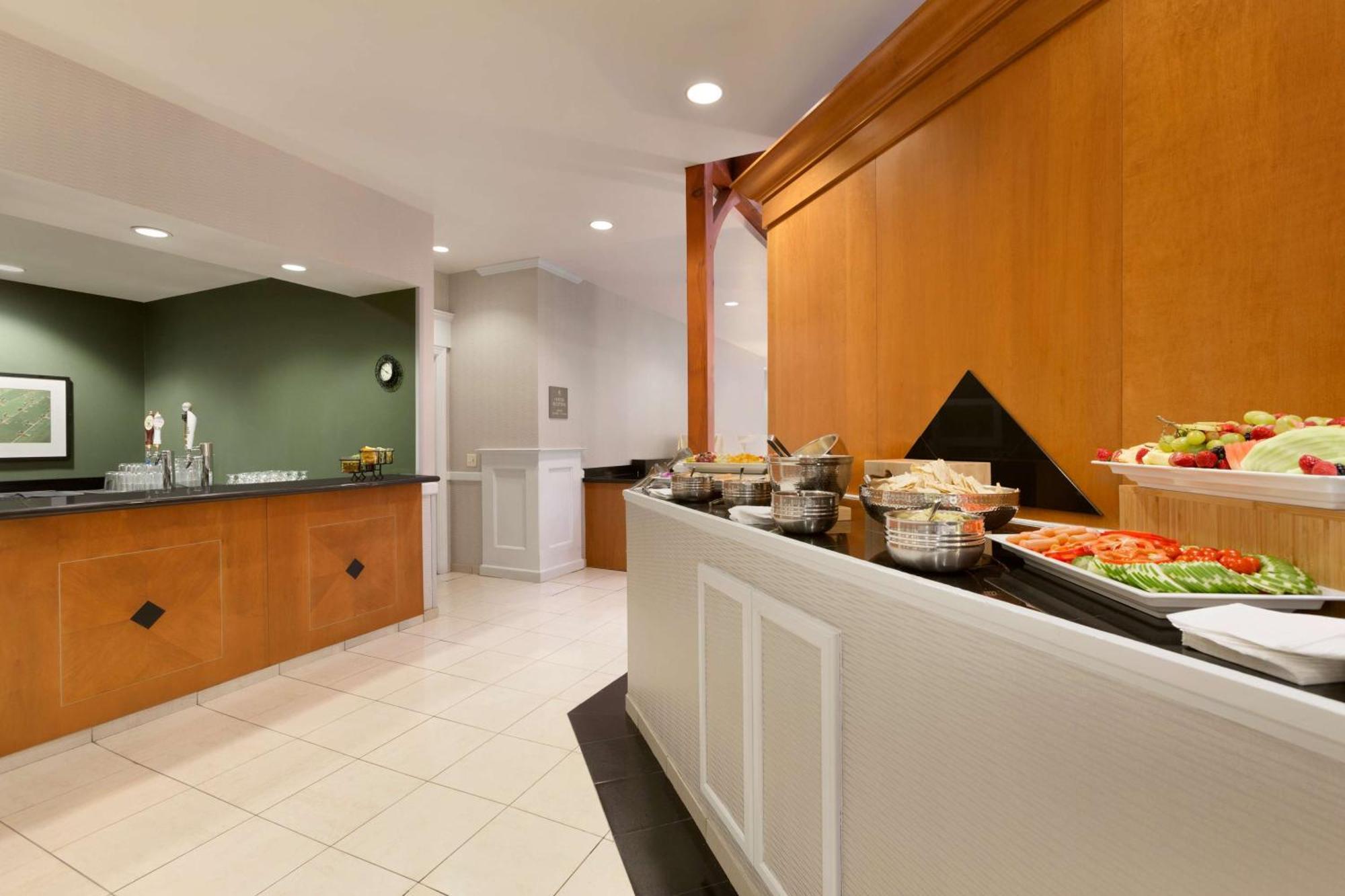 Embassy Suites Newark - Wilmington/South Экстерьер фото