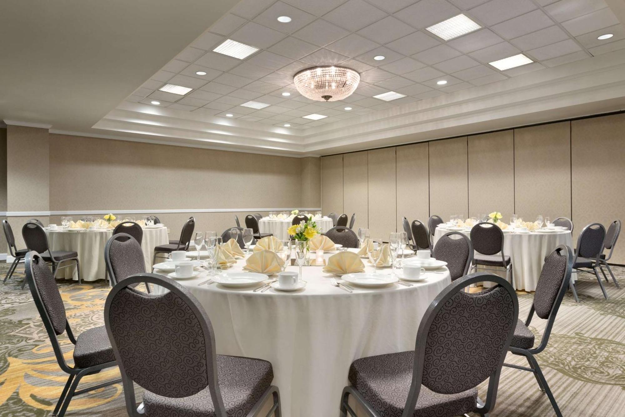Embassy Suites Newark - Wilmington/South Экстерьер фото