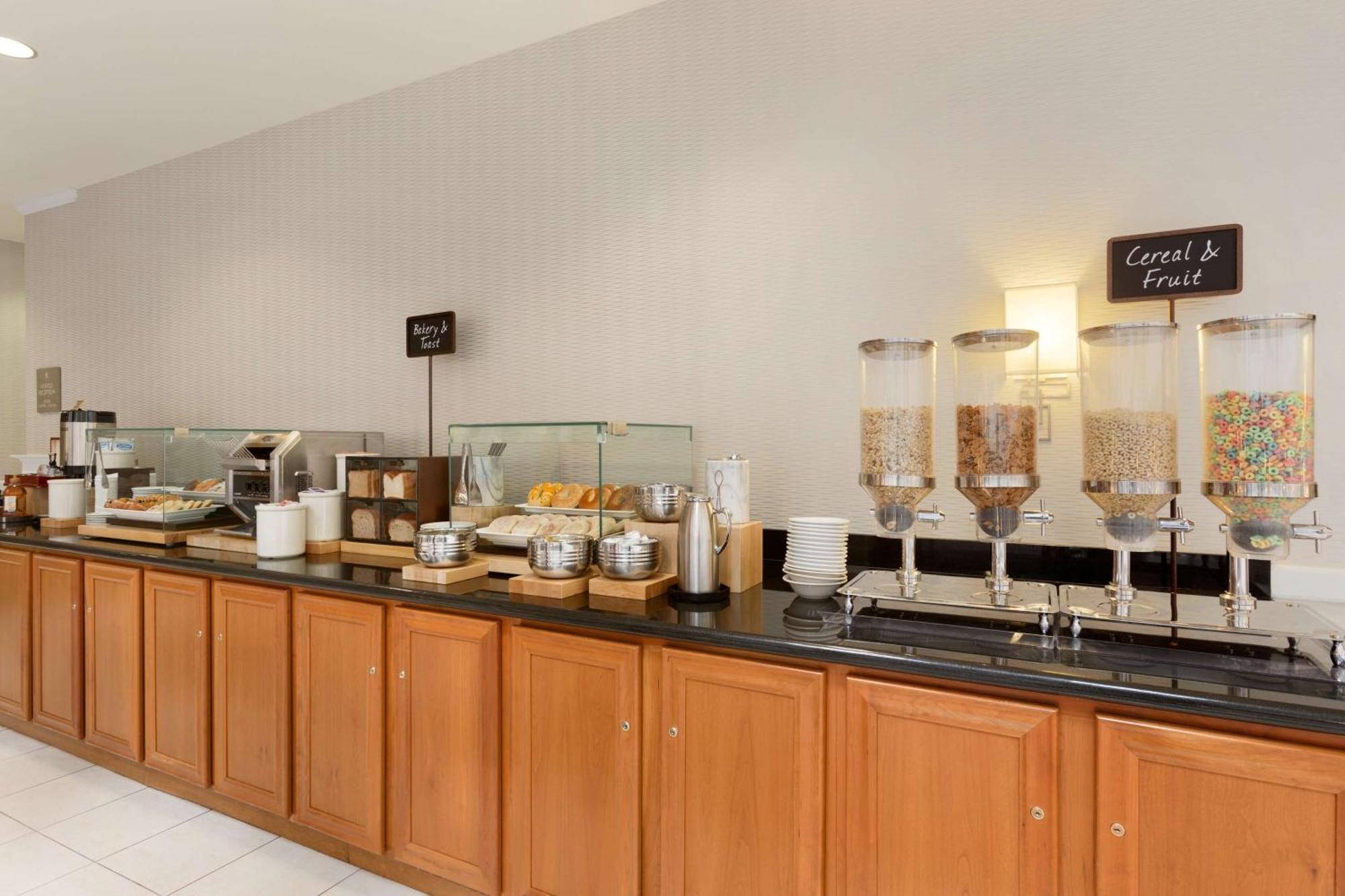 Embassy Suites Newark - Wilmington/South Экстерьер фото
